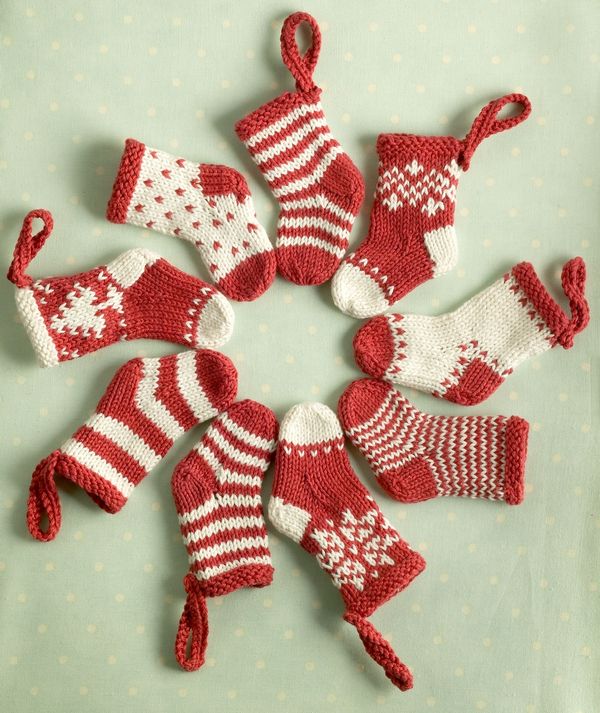 Free knitting patterns knitted mini christmas stockings